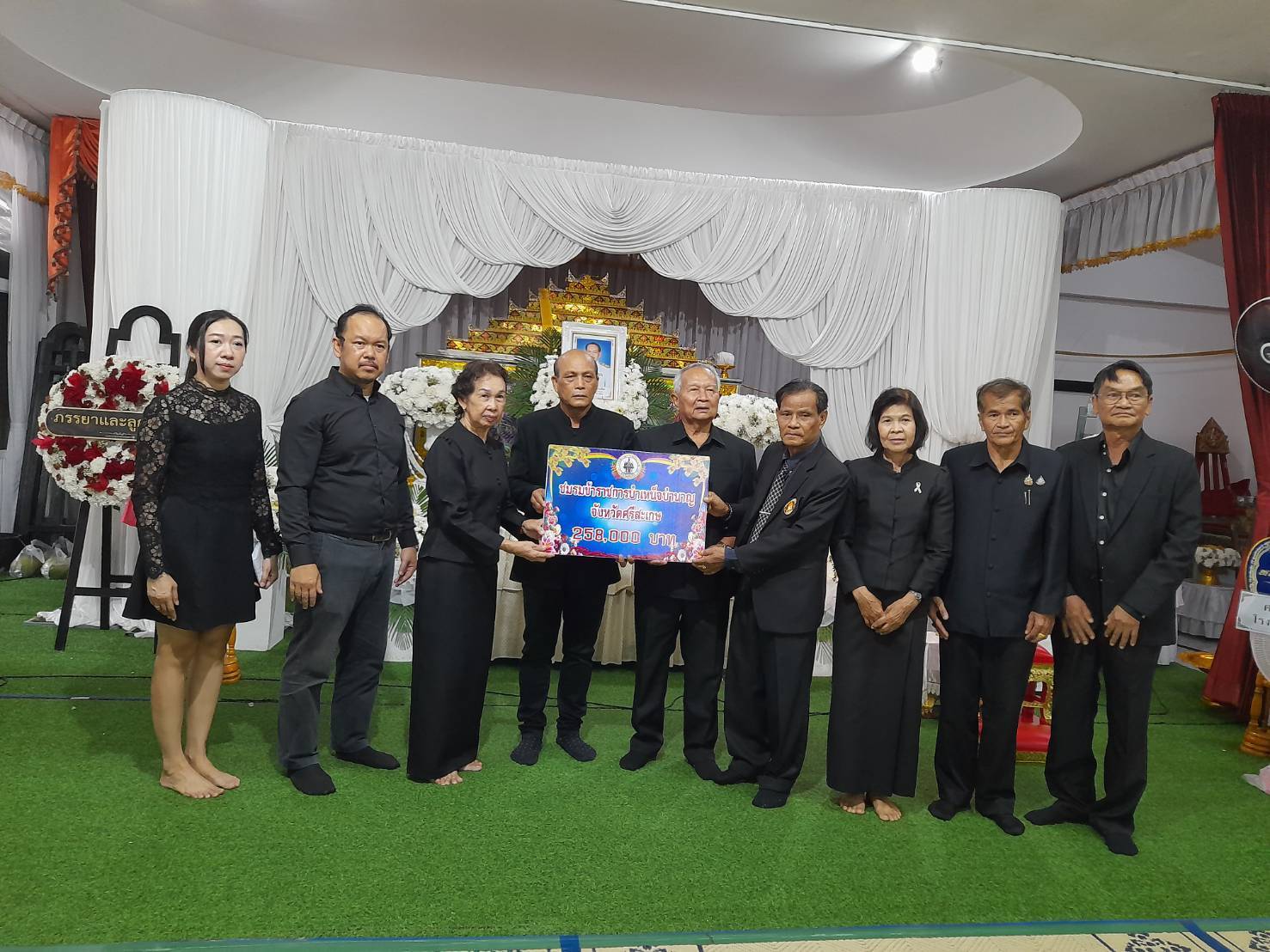 จดหมายข่าวฉบับที่ 80 ชมรมข้าราชการบำเหน็จบำนาญจังหวัดศรีสะเกษร่วมฌาปณกิจศพ คุณพ่อสุรพล จำปาเรือง เลขสมาชิก 2327 พร้อมกับมอบเงินสงเคราะห์ช่วยเหลือครอบครัว