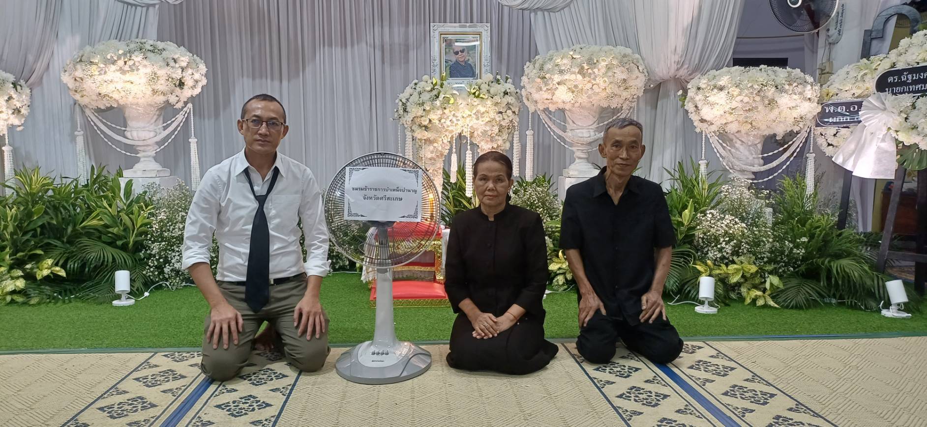 จดหมายข่าวฉบับที่ 88 นางสมควร  สีปวน กรรมการเก็บเงิน เขตอำเภอเมือง เป็นตัวแทนชมรมข้าราชการบำเหน็จบำนาญ จ.ศรีสะเกษ ร่วมวางหรีดและเป็นเจ้าภาพสวดอภิธรรม คุณแม่ พรรณี รัศมี  เลขทะเบียนสมาชิก 2391