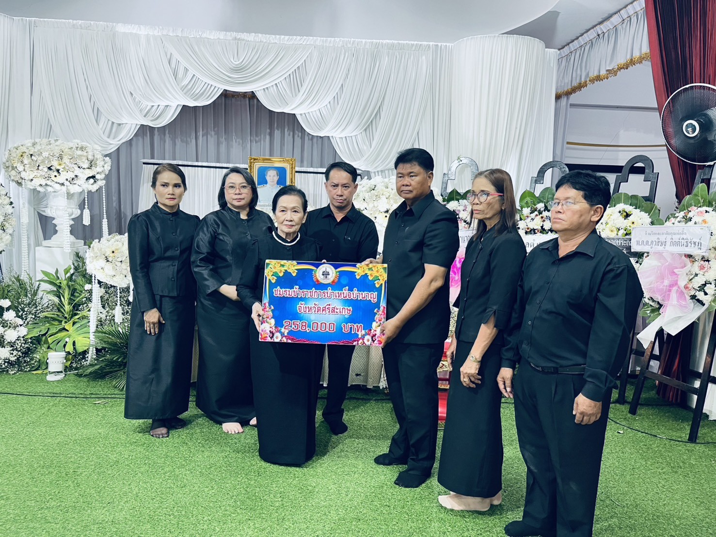 จดหมายข่าวฉบับที่ 84 ชมรมข้าราชการบำเหน็จบำนาญ ร่วมงานฌาปนกิจคุณพ่อขรรค์ชัย แสงงาม พร้อมมอบเงินสงเคราะห์ครอบครัว